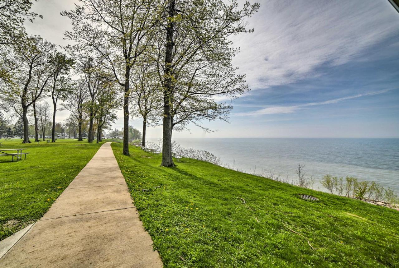 Geneva-On-The-Lake Cottage With Patio Walk To Shore Εξωτερικό φωτογραφία