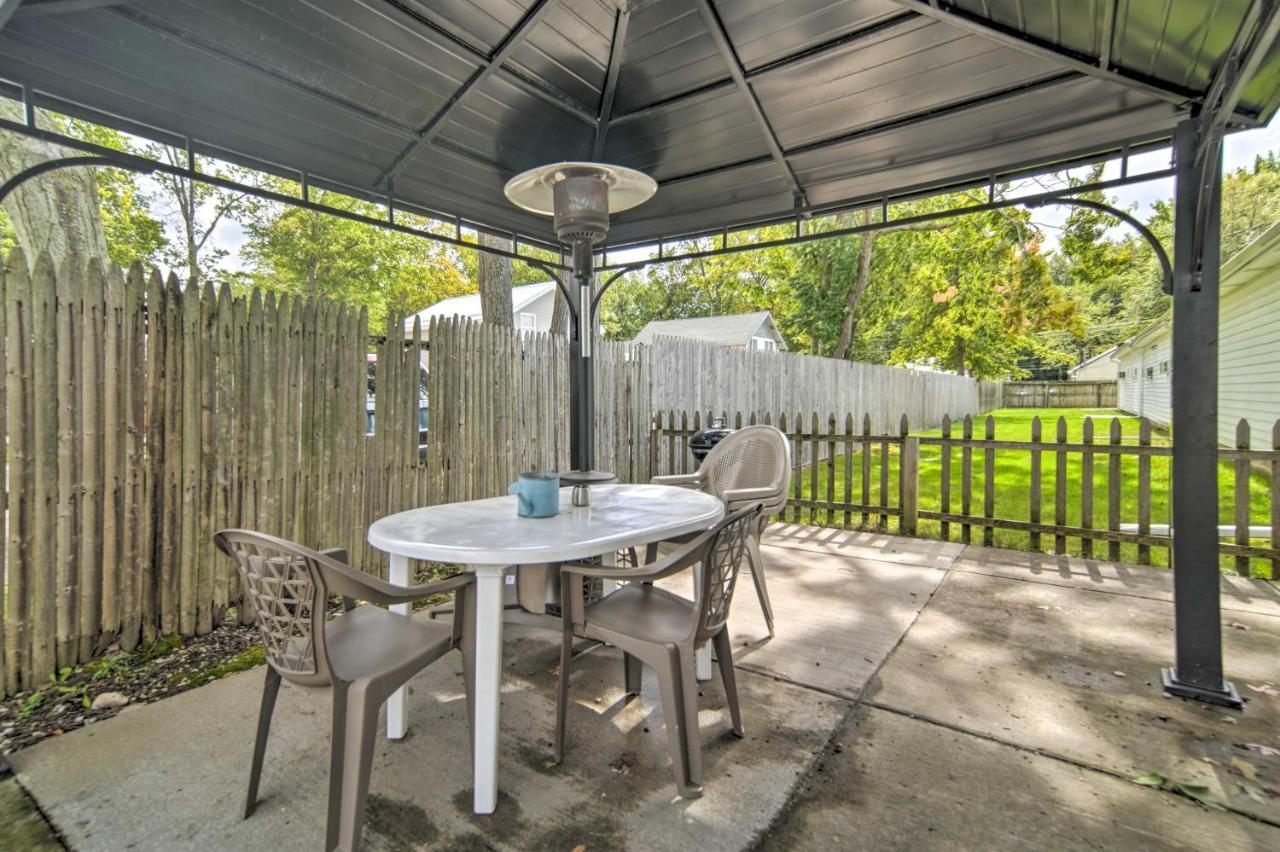 Geneva-On-The-Lake Cottage With Patio Walk To Shore Εξωτερικό φωτογραφία